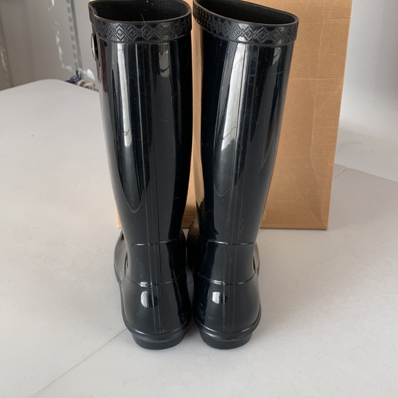 UGG Shaye Rain Boots in Black - Picture 6 of 13